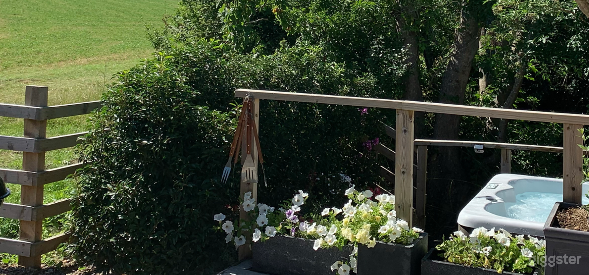 The Vine Lodge with Hot Tub Photo 4