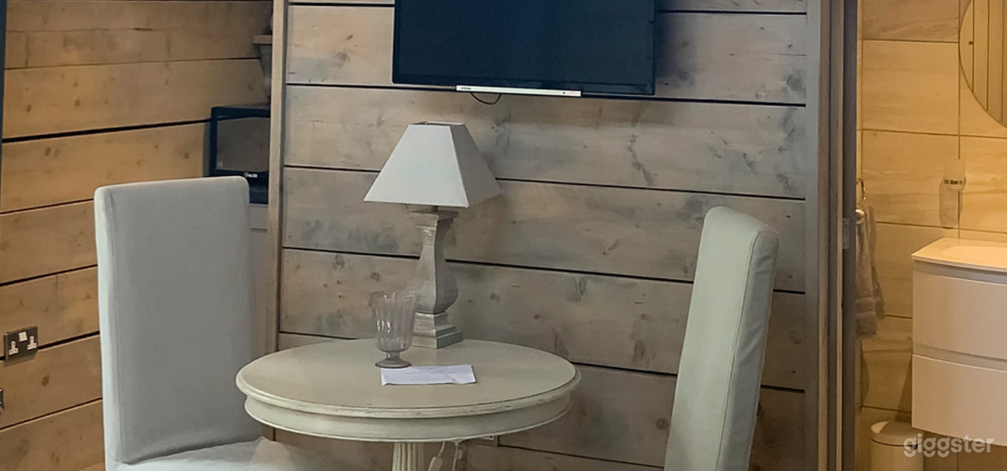 The Vine Lodge with Hot Tub Photo 3