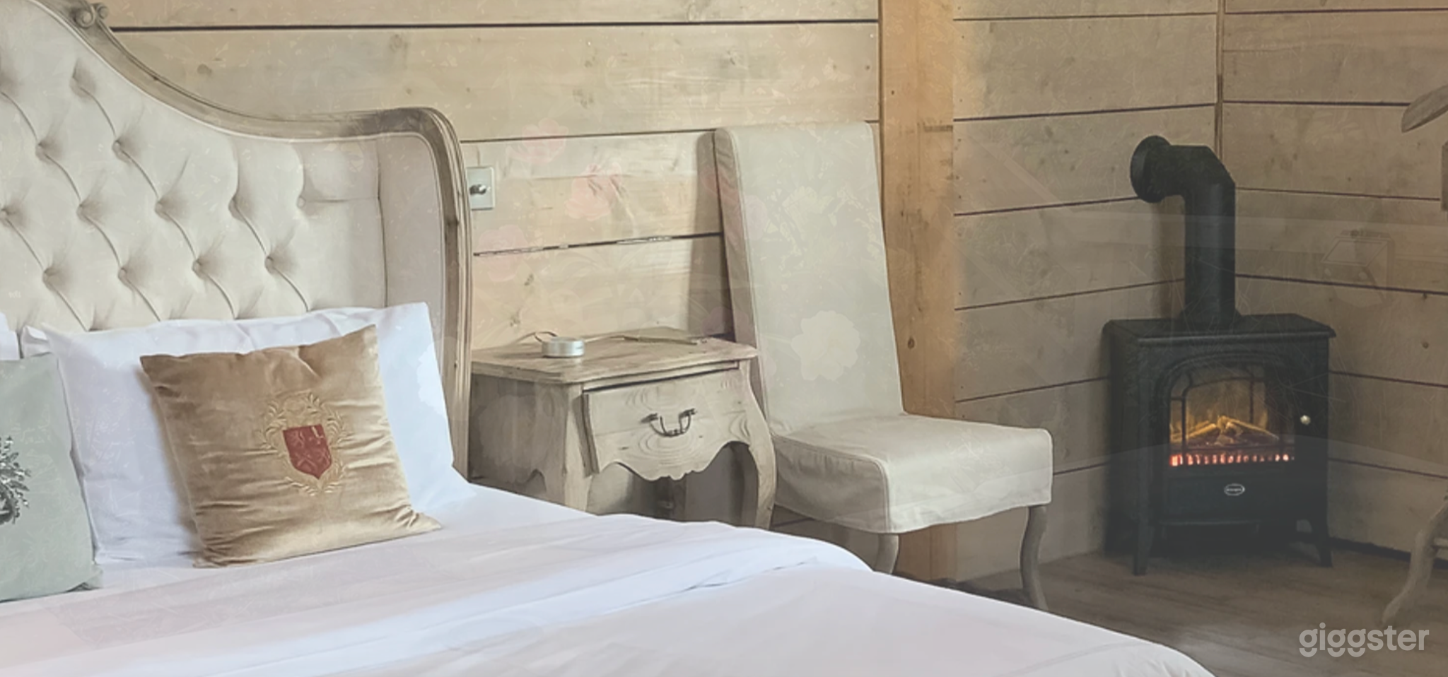 The Vine Lodge with Hot Tub Photo 2