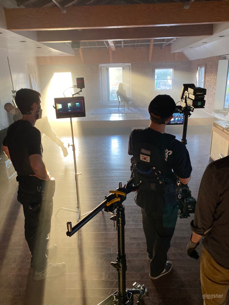  Large studio space for setups, staging areas, and lots of natural light and bay windows. 