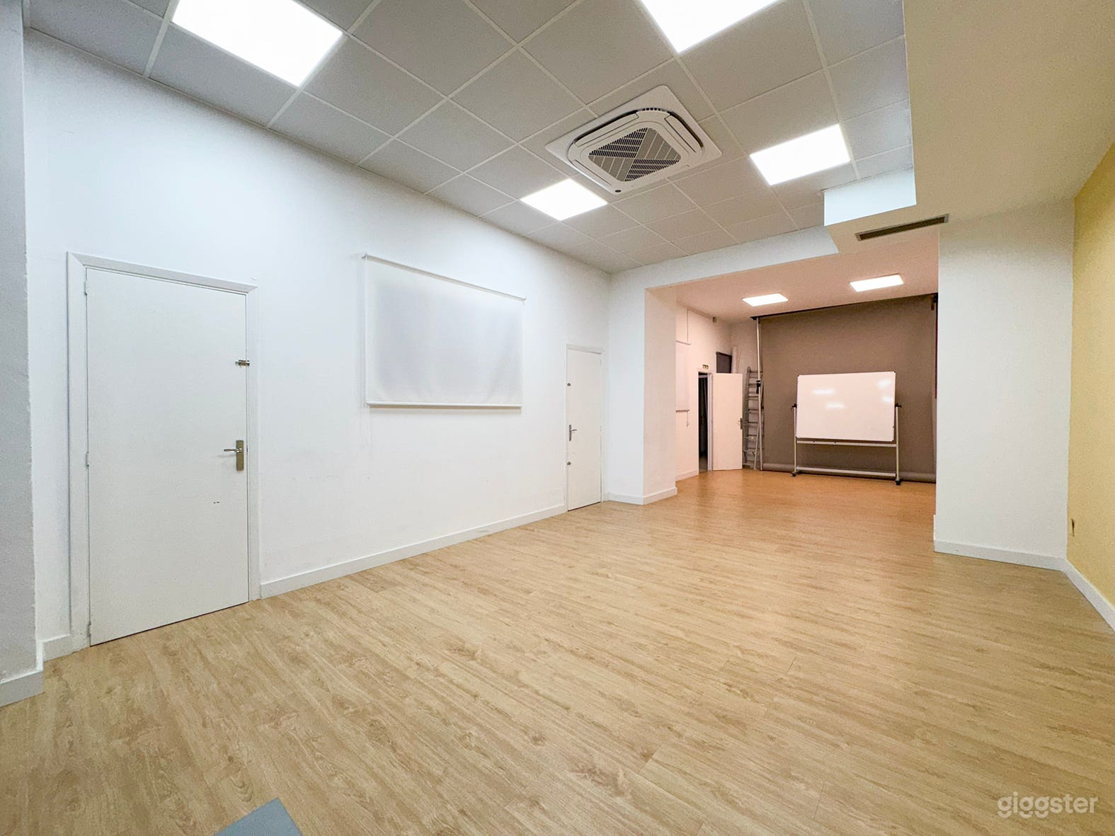 training room with tables. school Photo 3