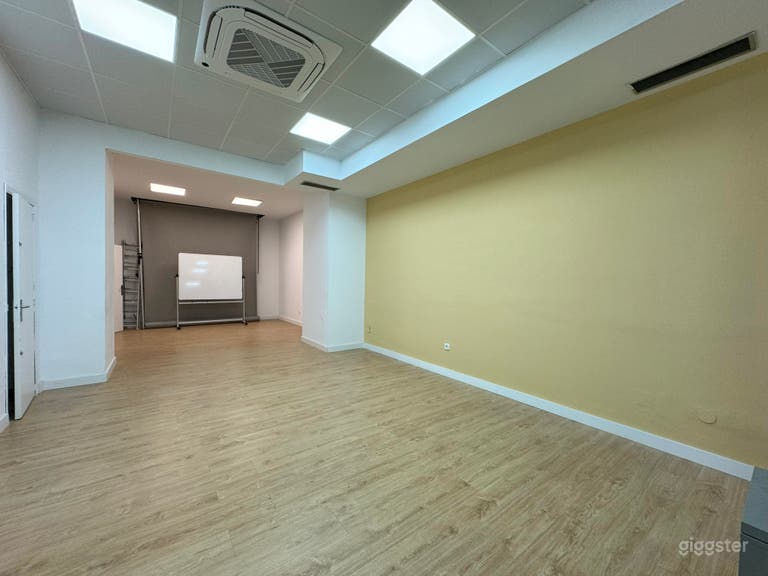  sala de entrenamiento con mesas. escuela 