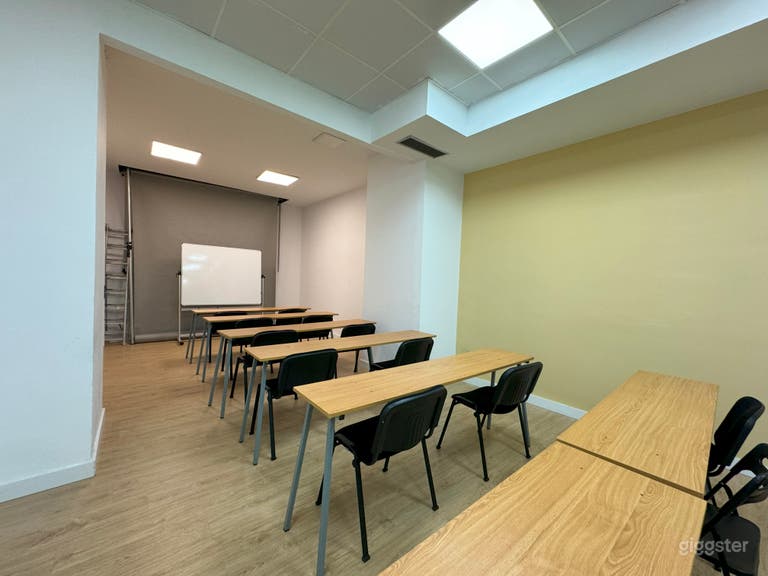  sala de entrenamiento con mesas. escuela 