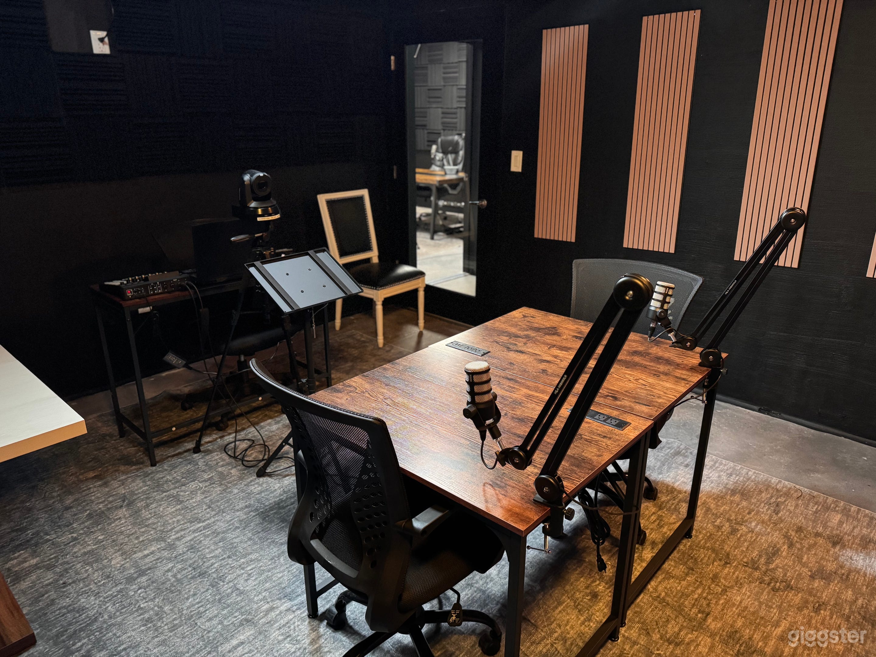 PODCAST STUDIO - IRON 2 Photo 1