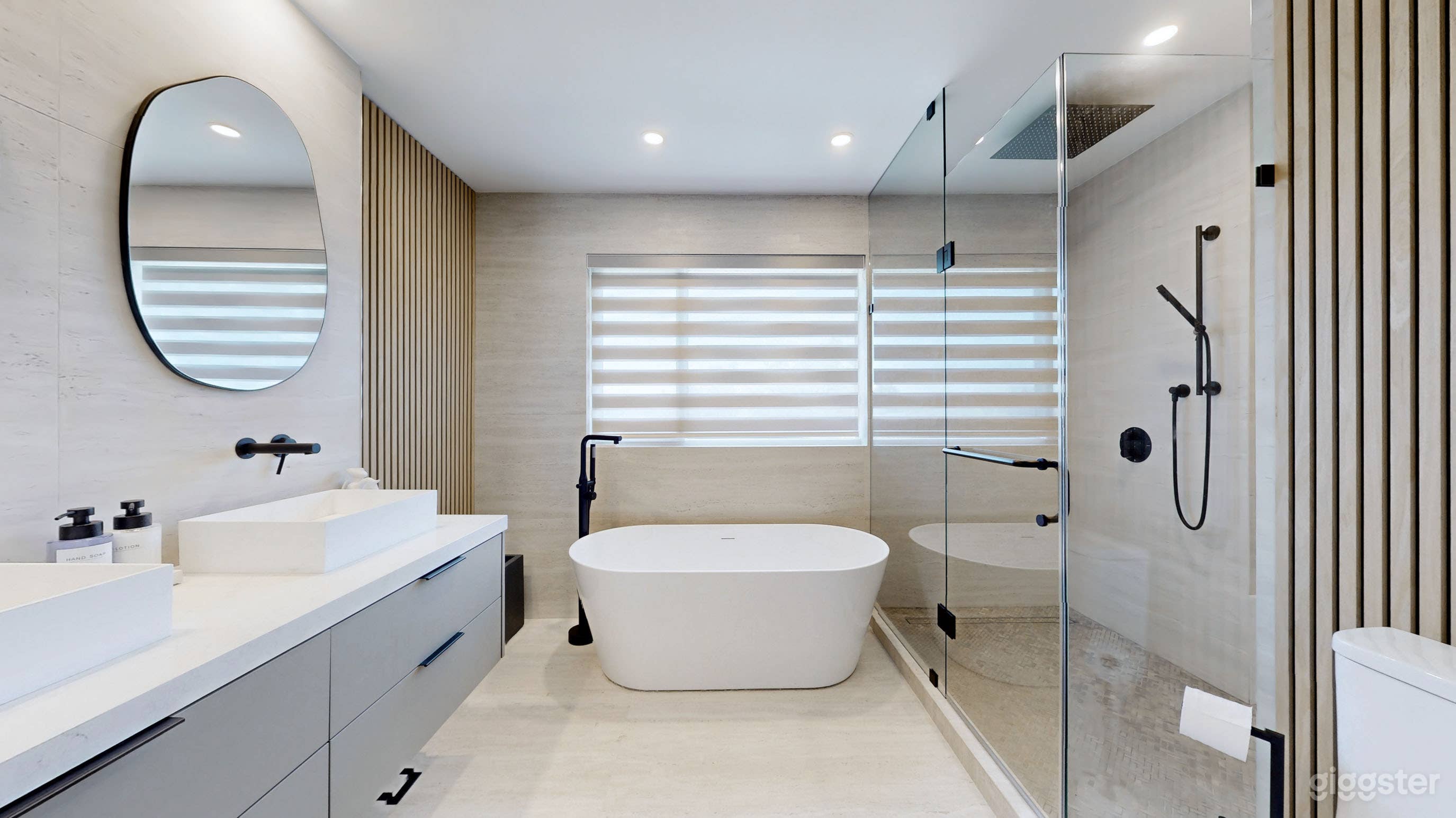 Midtown Toronto Oasis w/ Private Pool & Backyard Photo 4