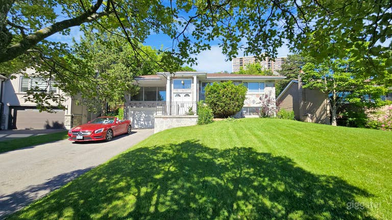  Midtown Toronto Oasis w/ Private Pool & Backyard 