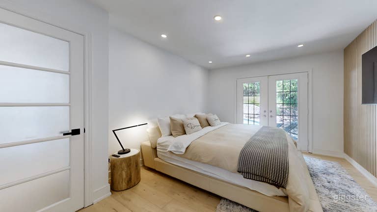  Midtown Toronto Oasis w/ Private Pool & Backyard 