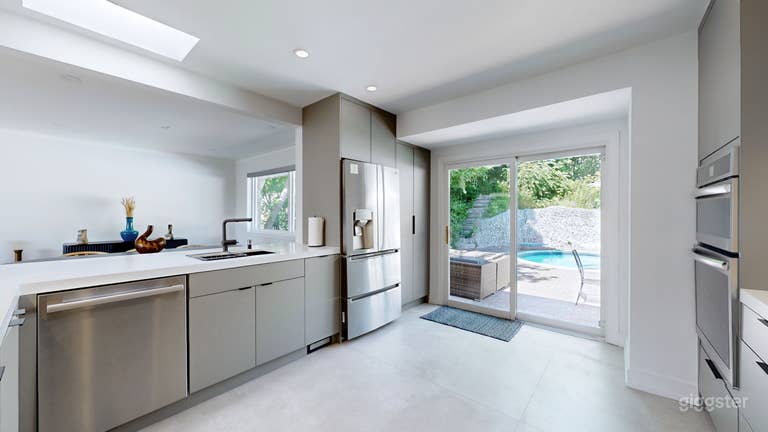  Midtown Toronto Oasis w/ Private Pool & Backyard 