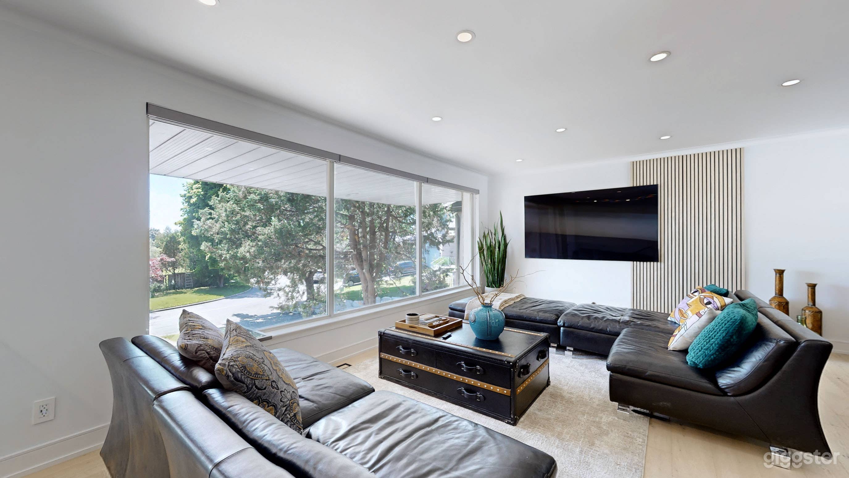 Midtown Toronto Oasis w/ Private Pool & Backyard Photo 2