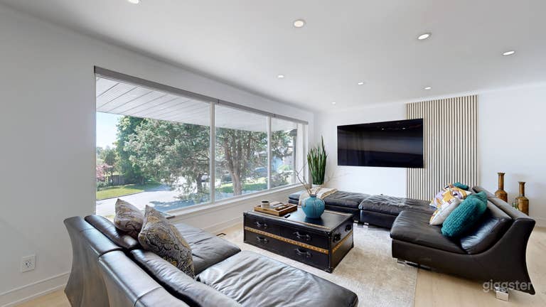  Midtown Toronto Oasis w/ Private Pool & Backyard 