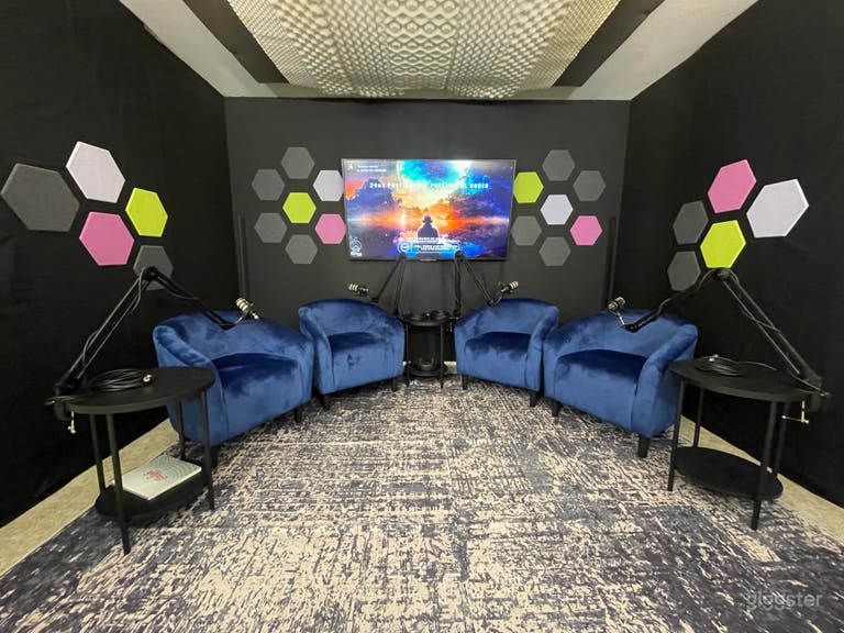  Studio complet du point de vue de votre public. Équipé d'une grande télévision 4K pour mettre en valeur votre marque, de fauteuils confortables, de murs noirs de jais et d'une insonorisation pour une capture audio cristalline. 
