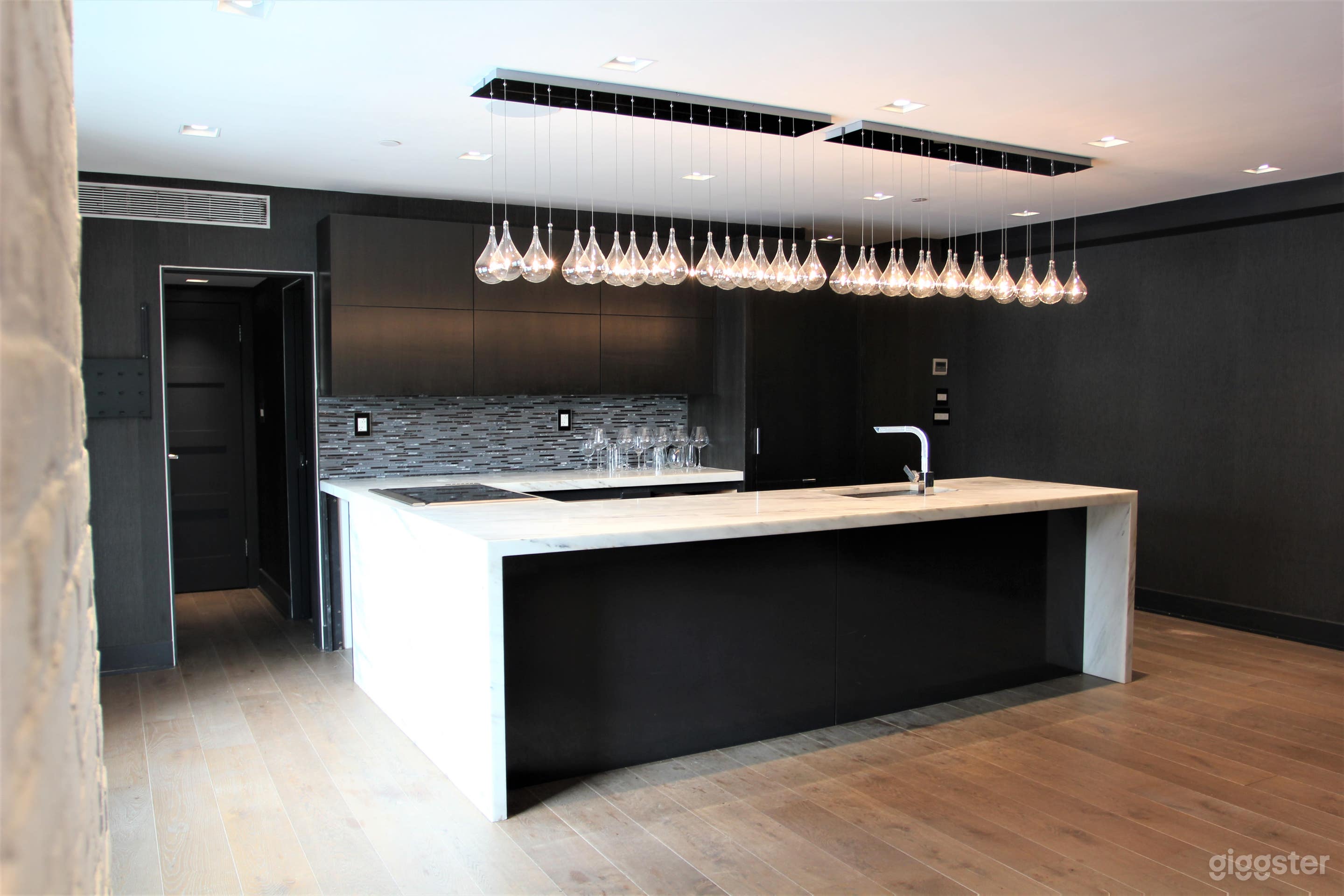 Bright Designer Loft with Staging Kitchen in LES Photo 4