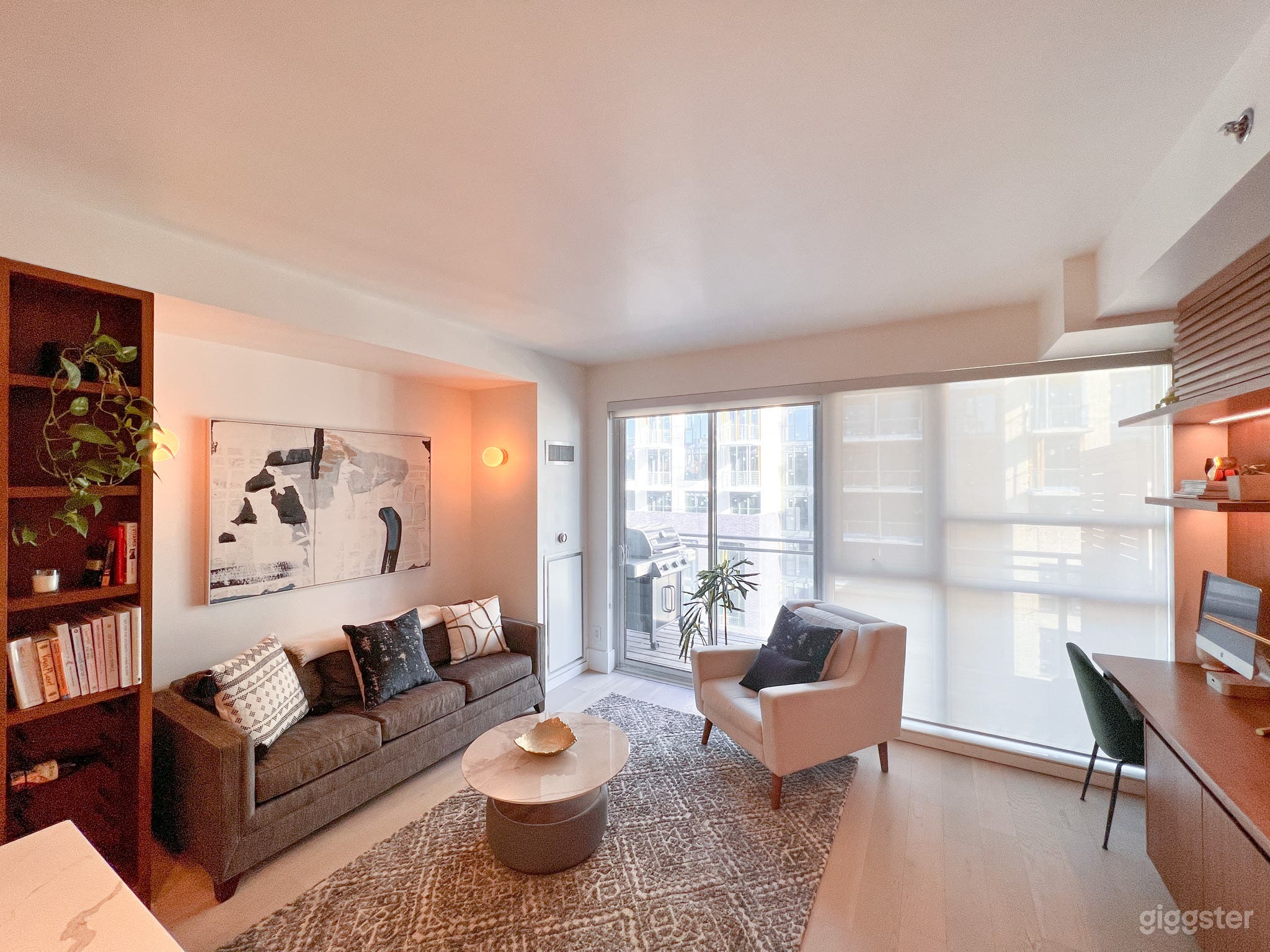 Luxurious, downtown condo facing the CN tower Photo 4