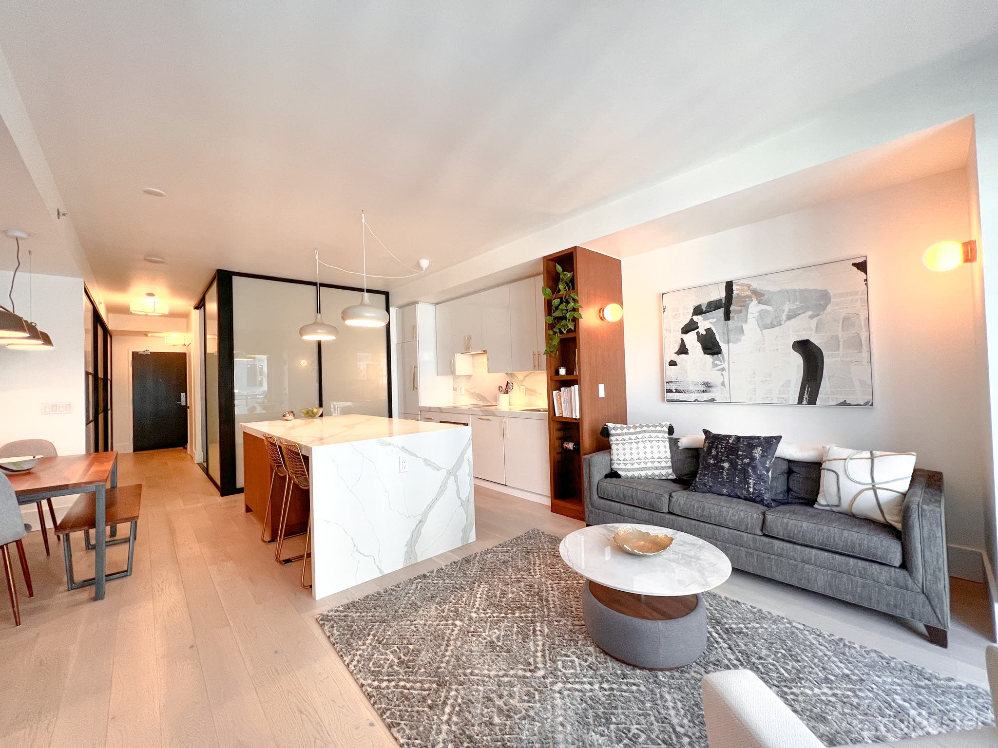 Luxurious, downtown condo facing the CN tower Photo 2