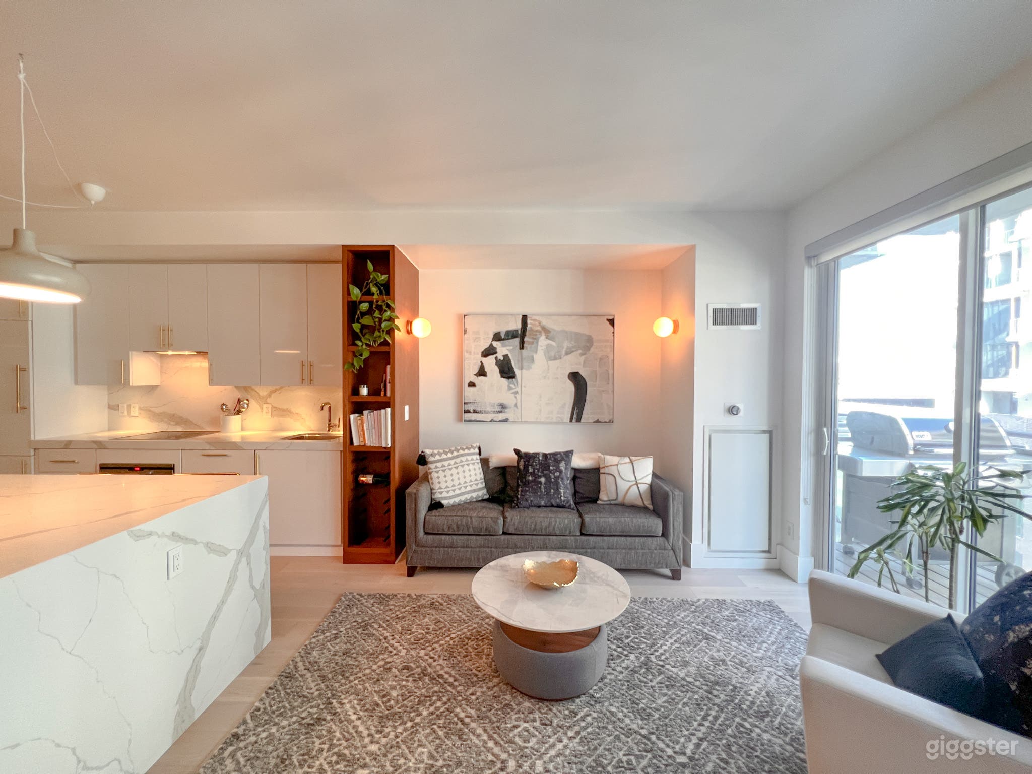 Luxurious, downtown condo facing the CN tower Photo 3