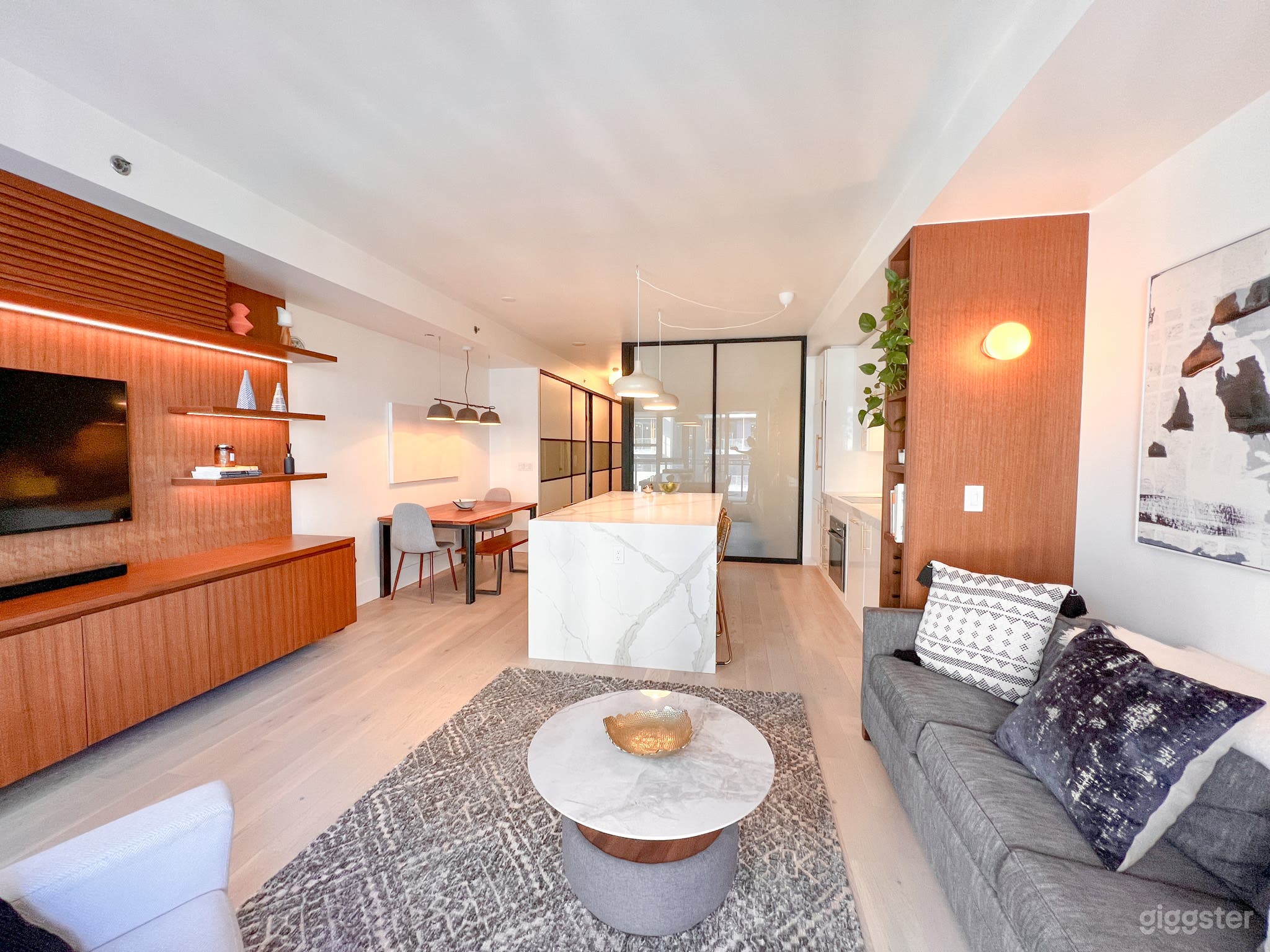 Luxurious, downtown condo facing the CN tower Photo 1