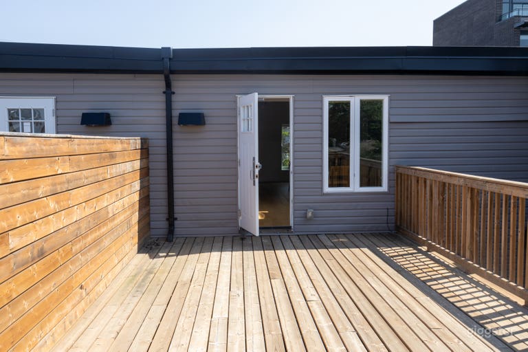  Bright Creative Loft with Private Rooftop Patio in the Heart 