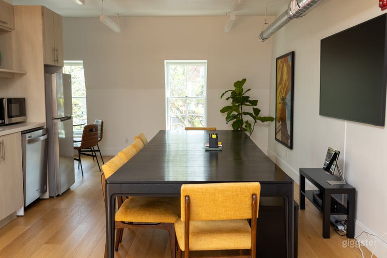  Bright Creative Loft with Private Rooftop Patio in the Heart 