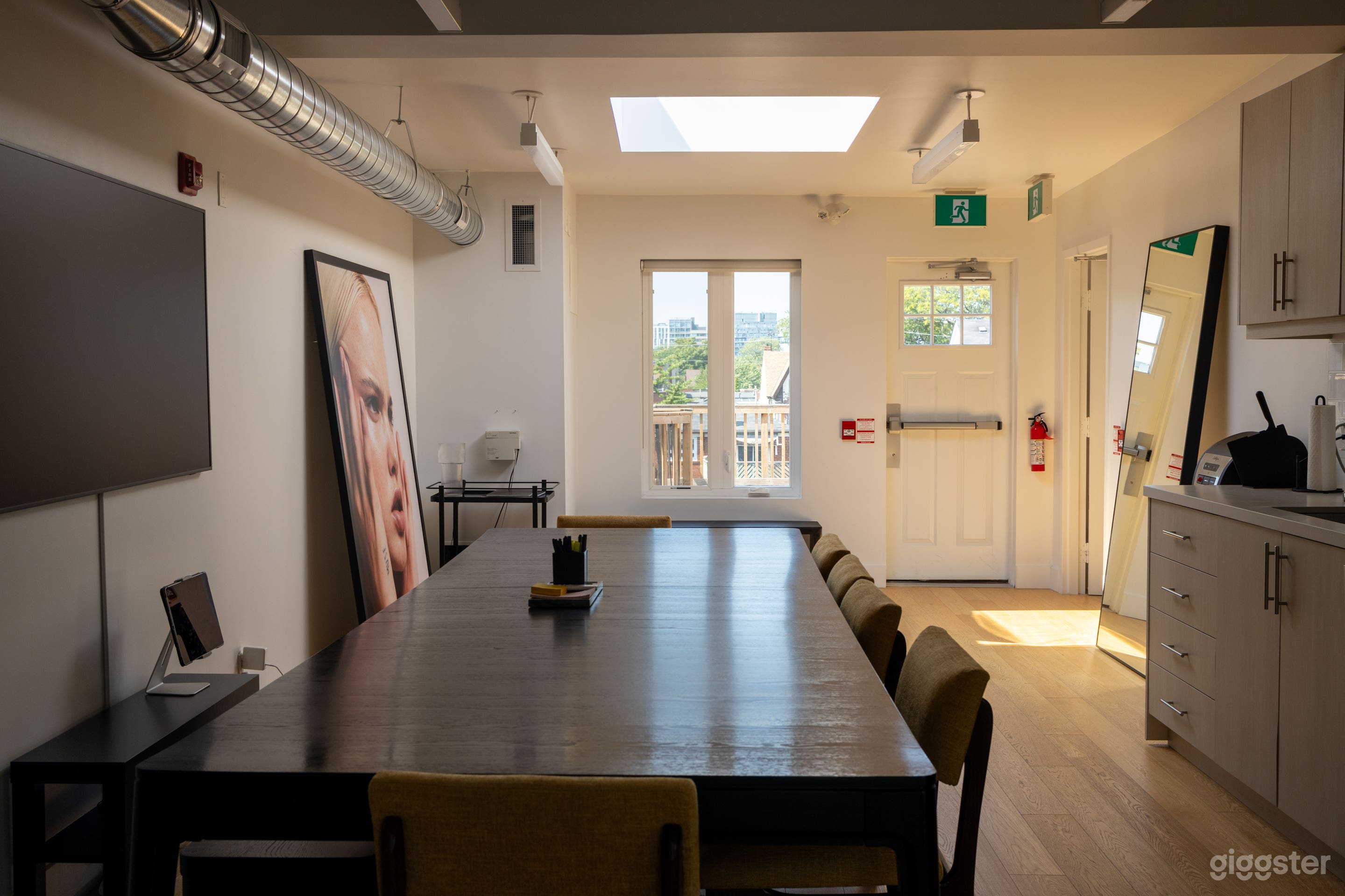 Bright Creative Loft with Private Rooftop Patio in the Heart Photo 4