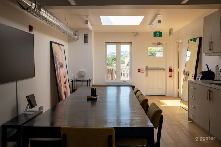  Bright Creative Loft with Private Rooftop Patio in the Heart 