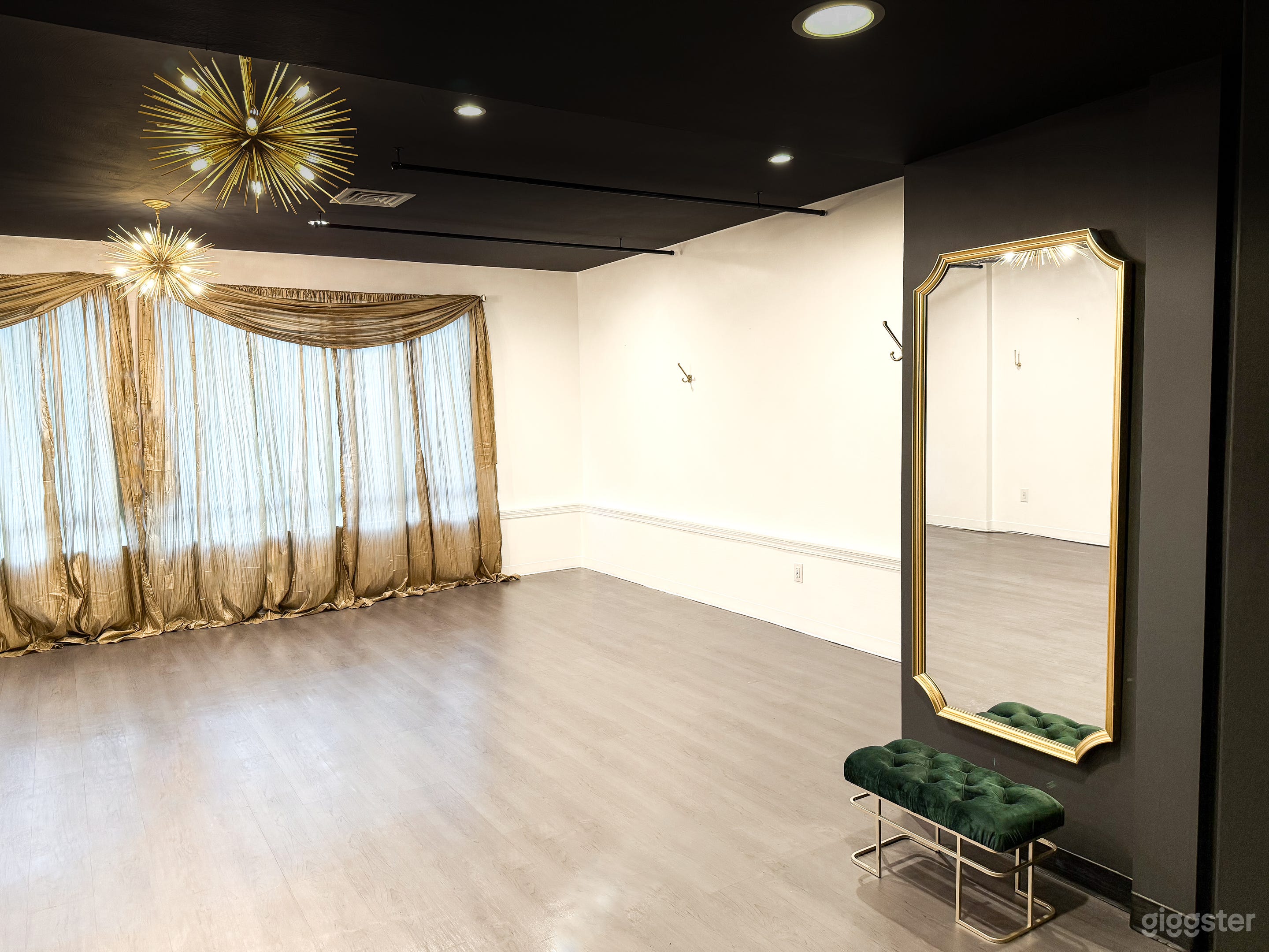 Art Deco Chic Beauty Lounge Photo 4