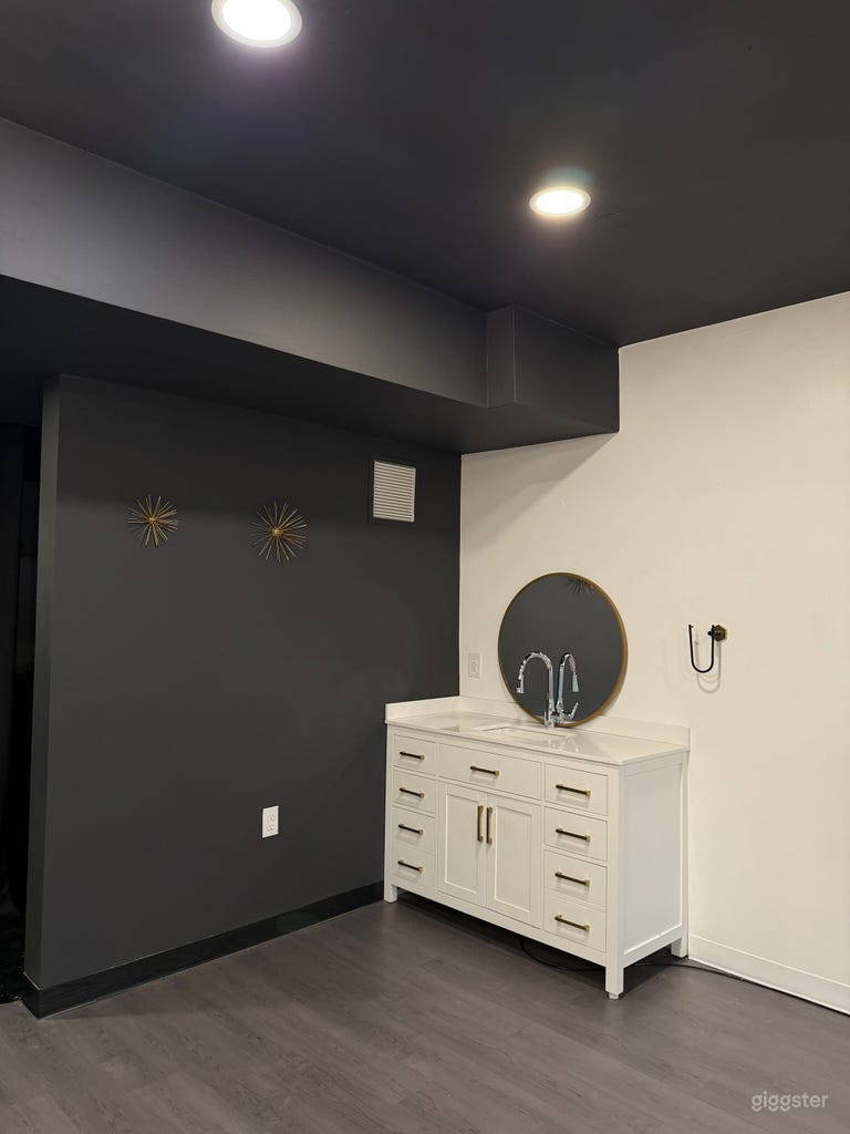  Art Deco Chic Beauty Lounge 