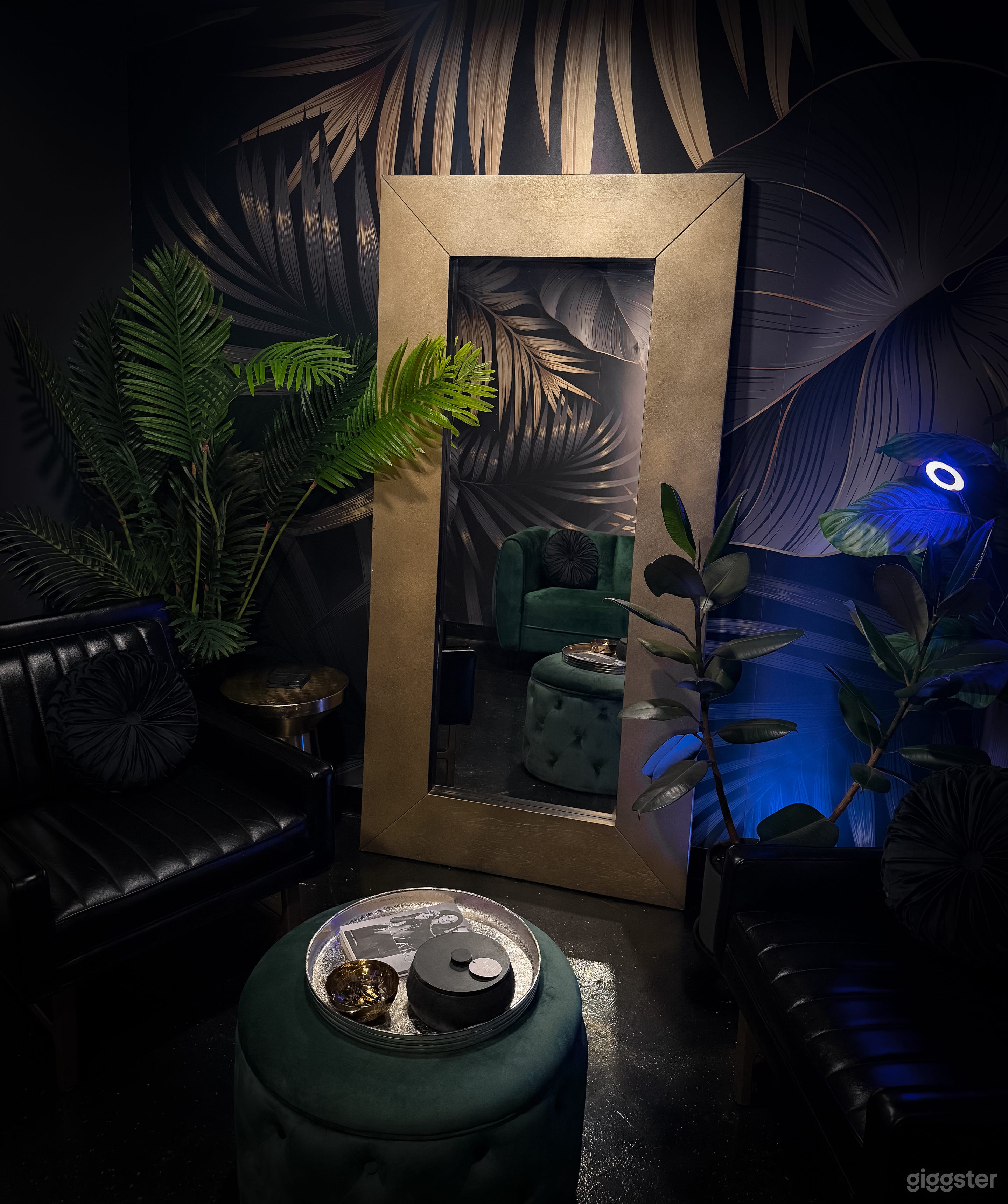 This open chic beauty lounge is open and spacious for small events and gatherings for intimate celebrations to yoga, painting, dance, and creative photography and film projects, etc. The Reception área is a lobby like multi-functional for lounging or bar área, given there is a beautiful real marble counter that lights up and can be used to seat guest or a nice touch for photography product display and much more.