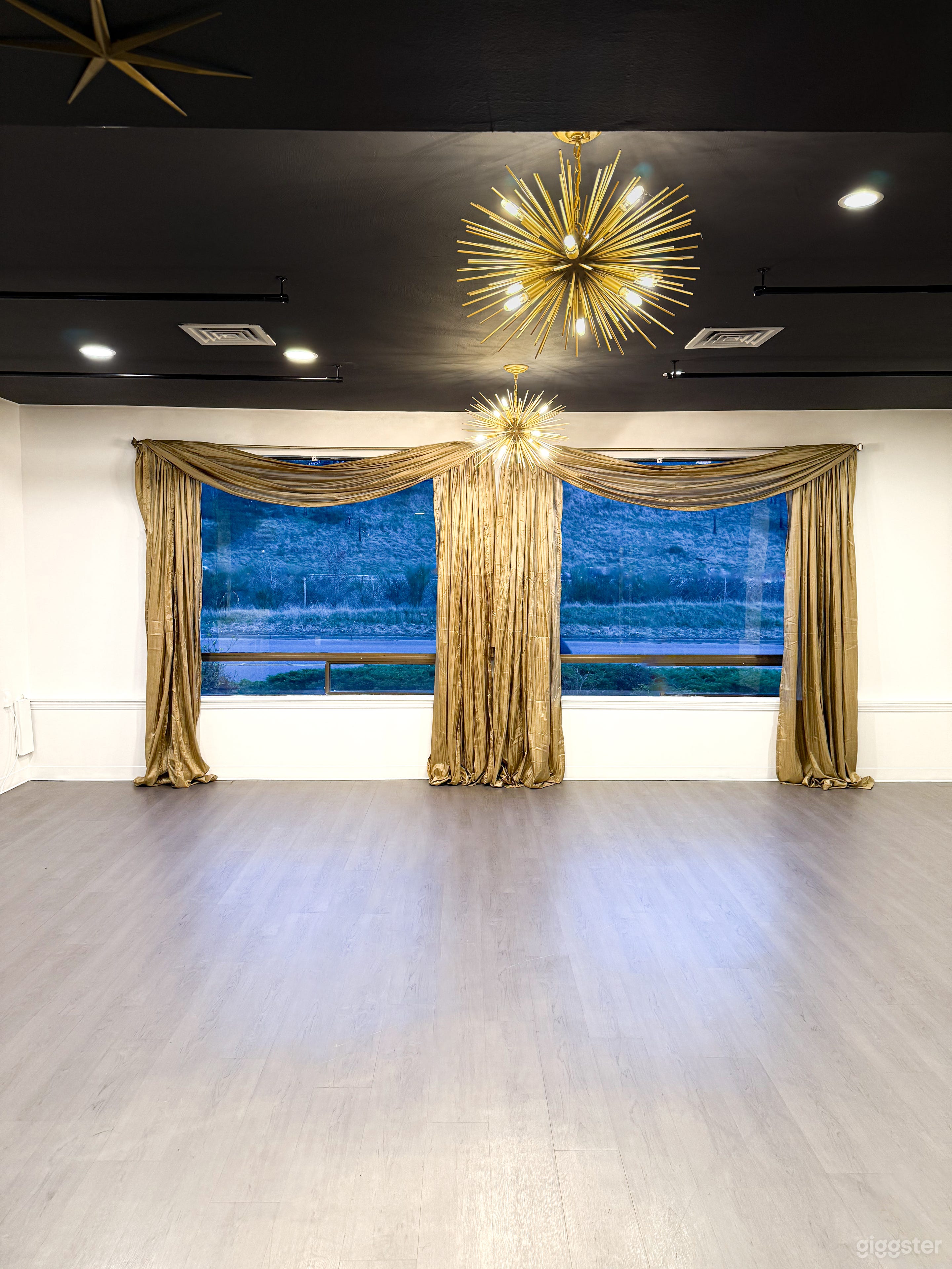 Art Deco Chic Beauty Lounge Photo 2