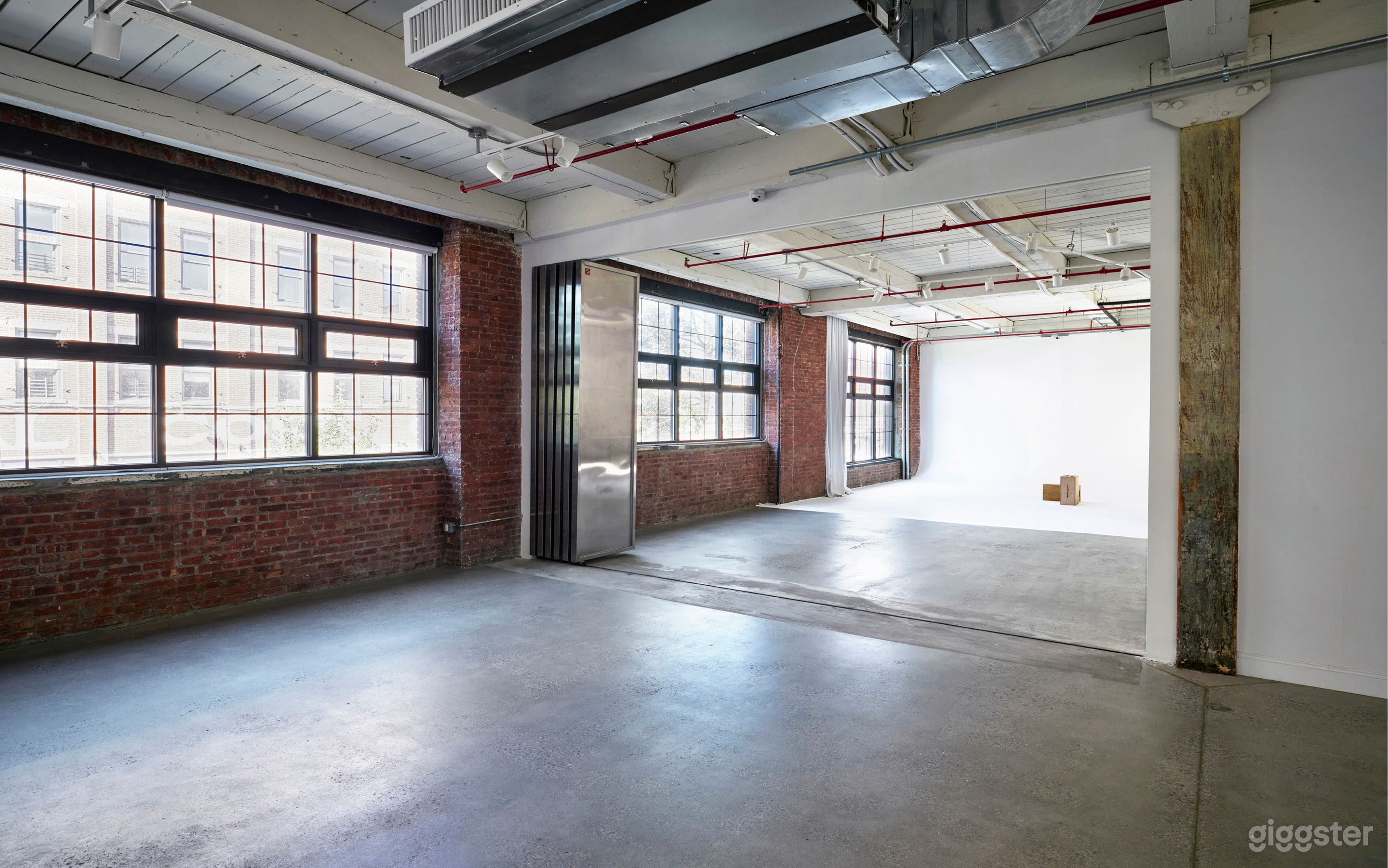 Amazing Studio with Two Cyclorama walls in lux building Photo 2