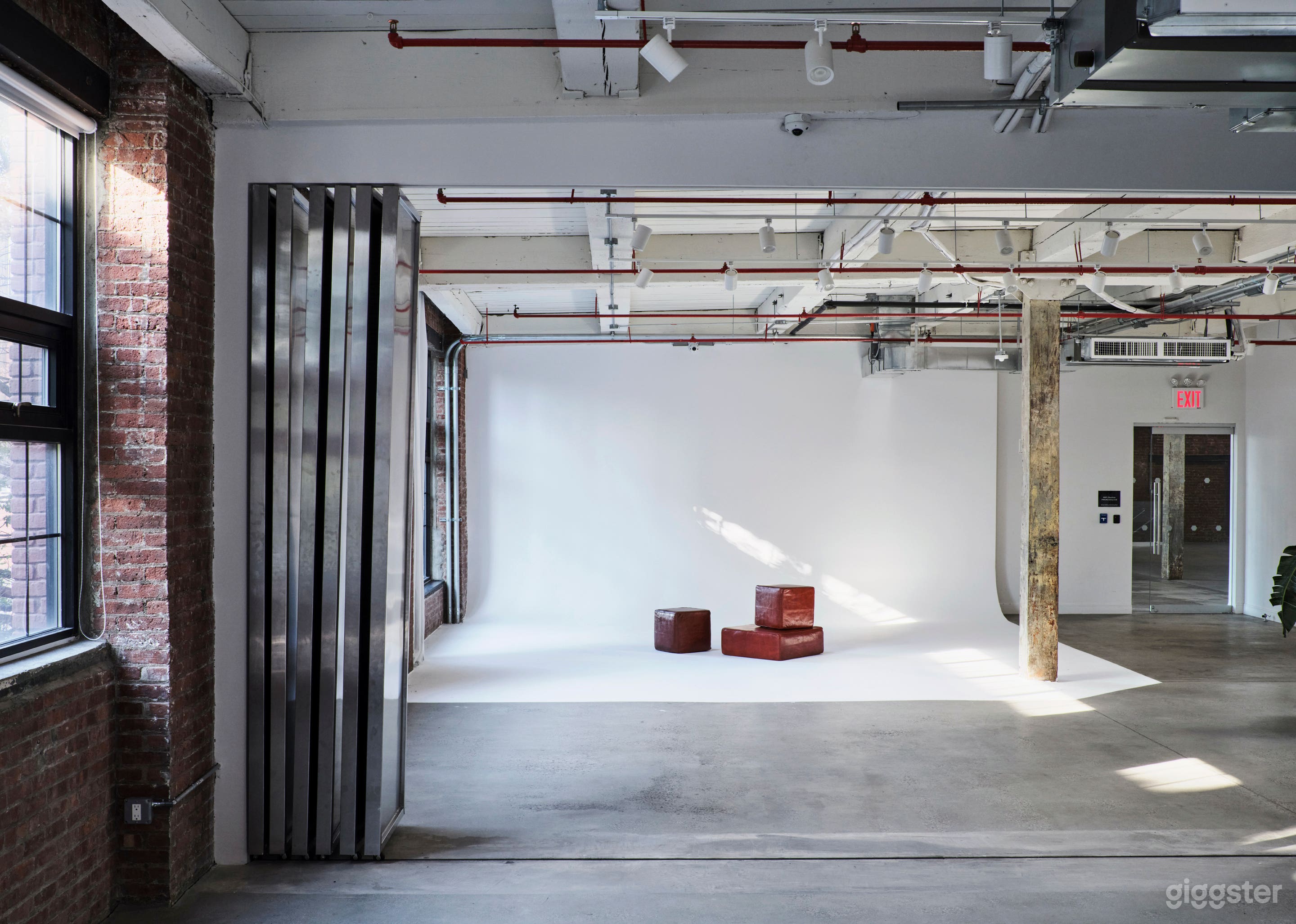 Amazing Studio with Two Cyclorama walls in lux building Photo 4