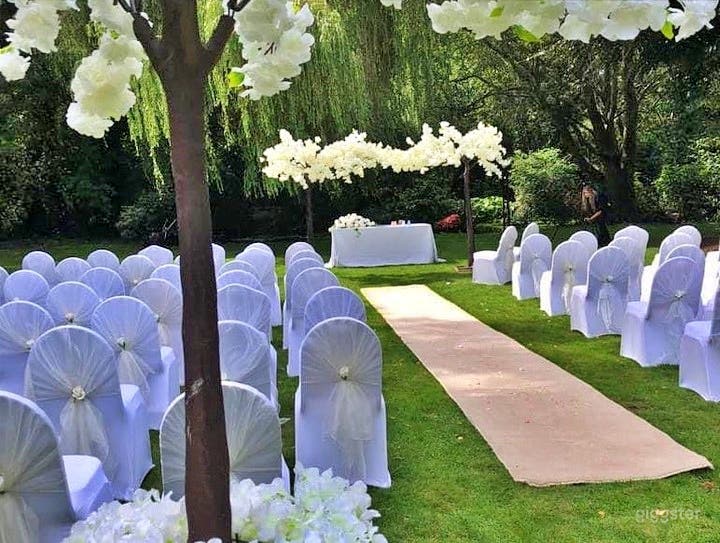 Party Lawn  in Country Hotel Photo 4