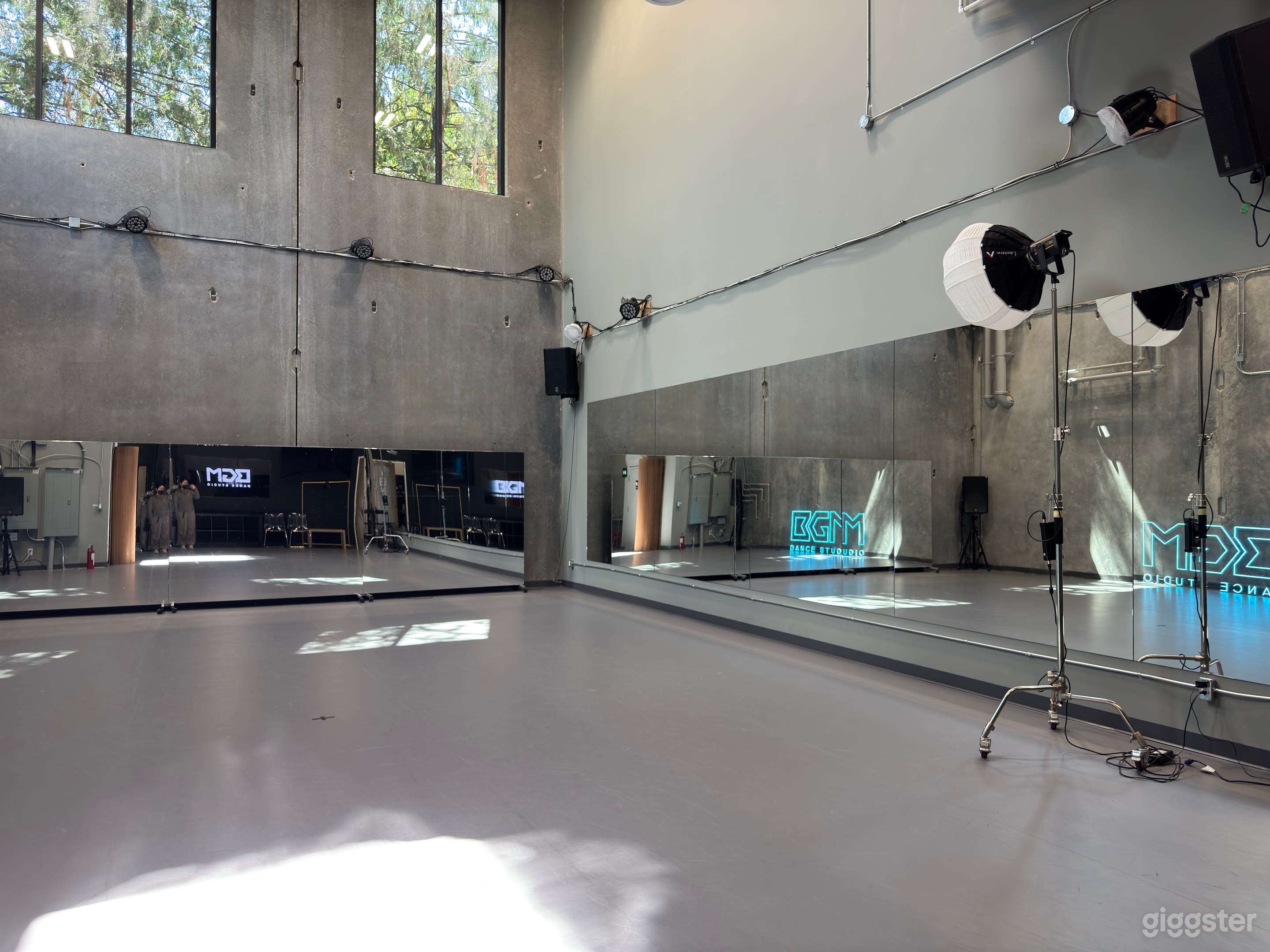 Industrial-chic Studio 1 Photo 2