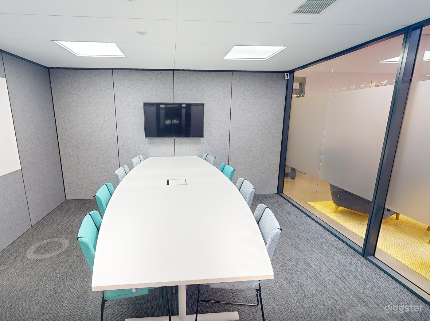 Hurricane Meeting Room for 8 Persons Photo 1