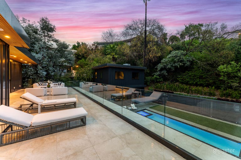  ARCHITECTURAL MASTERPIECE W/POOL, PALM VIEWS & BLACK ACCENTS 