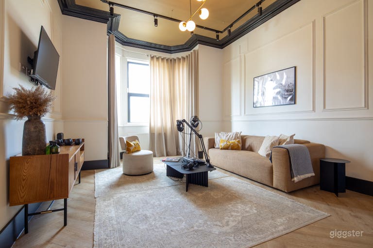  Modern and Large Lounge with Grand Piano 