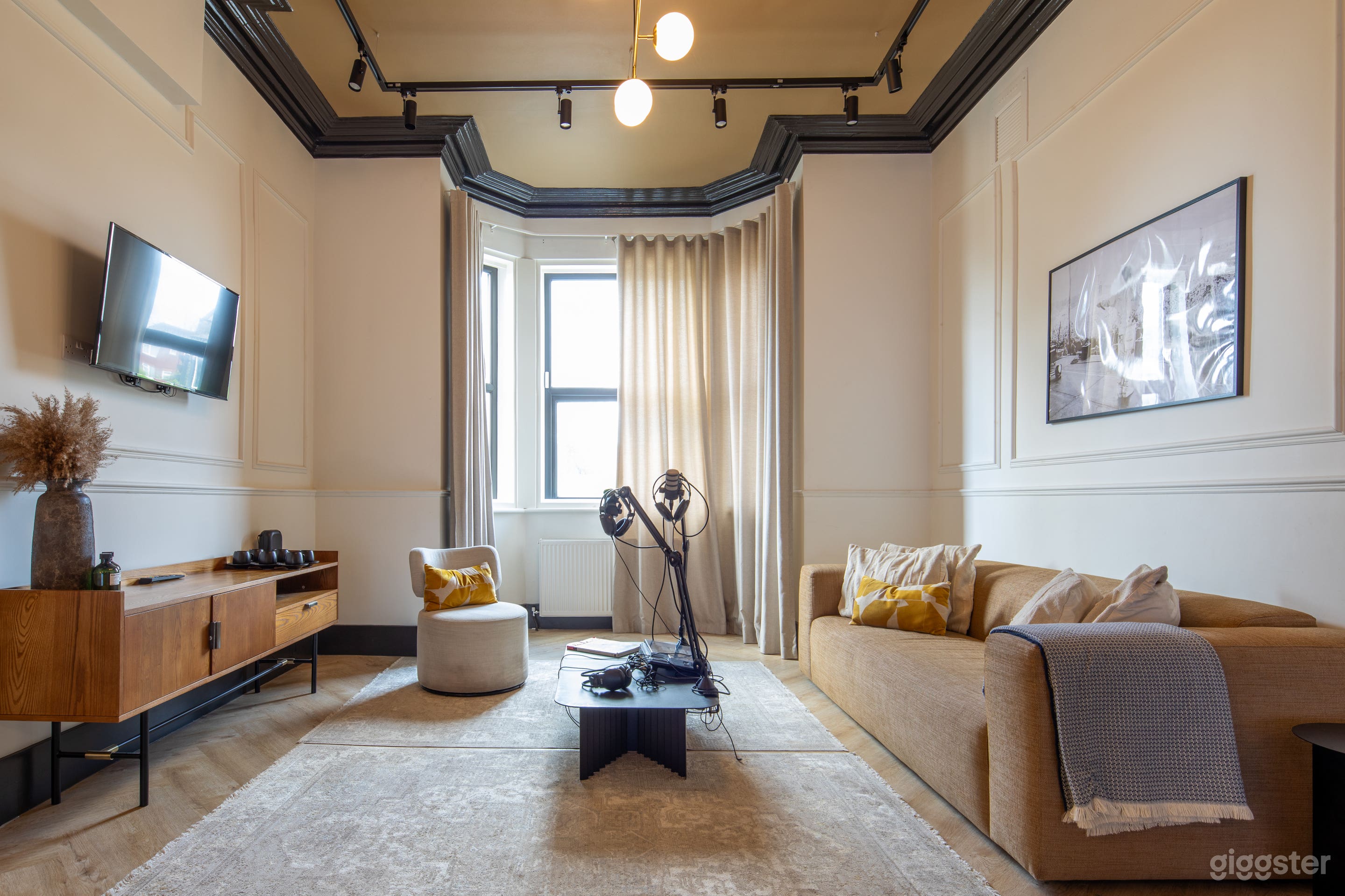 Modern and Large Lounge with Grand Piano Photo 1