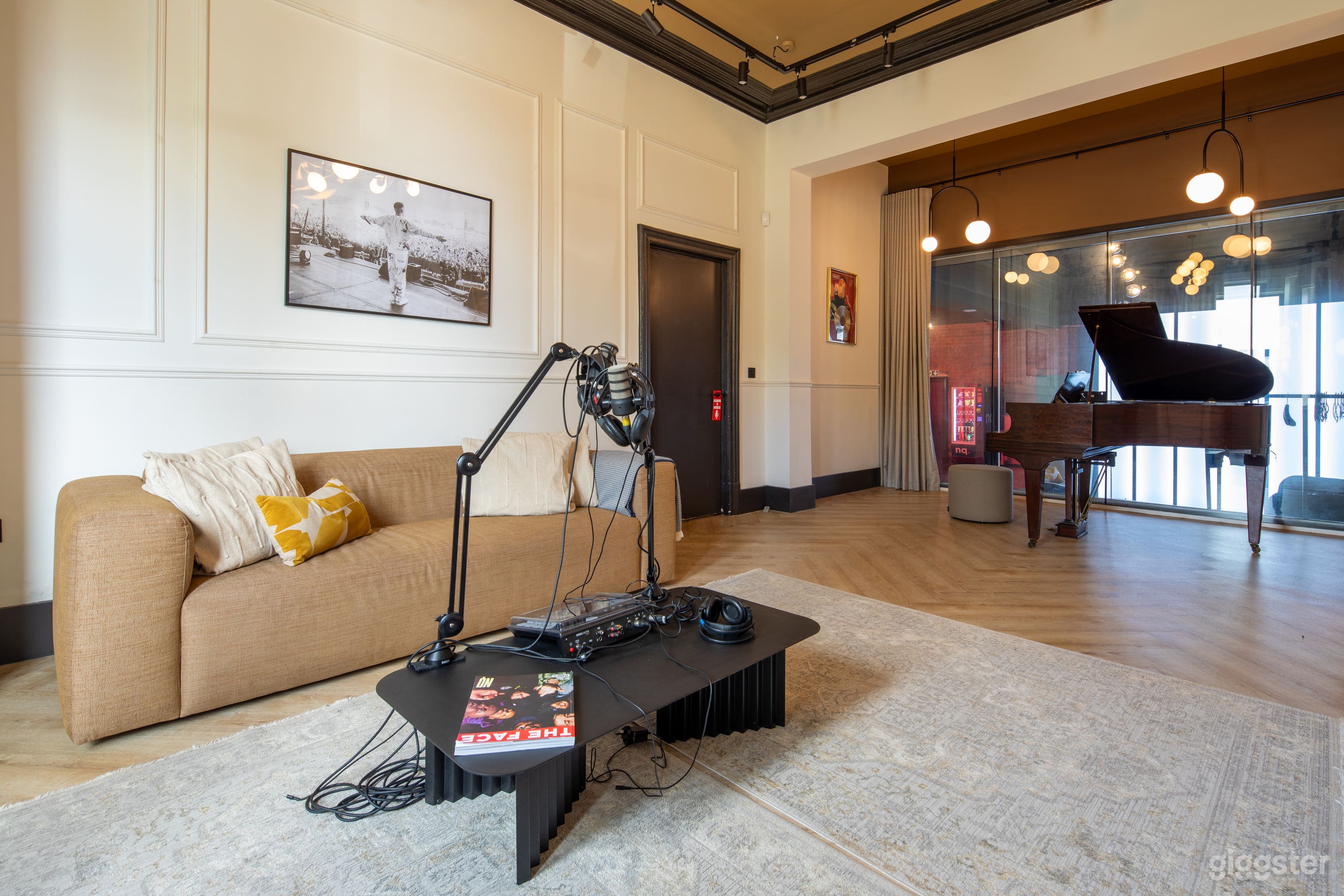 Modern and Large Lounge with Grand Piano Photo 3