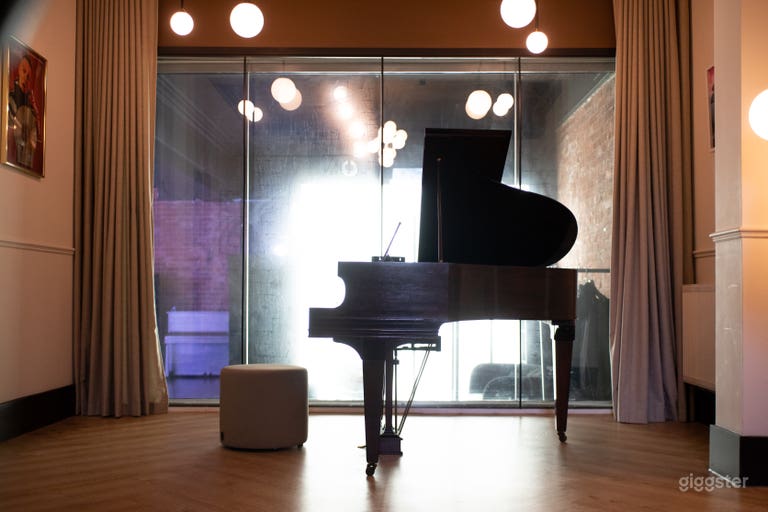  Modern and Large Lounge with Grand Piano 