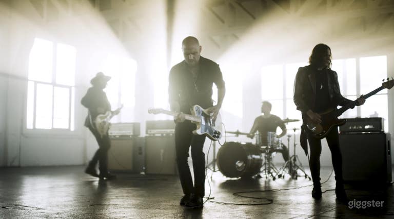  New York style warehouse loft with A/C & Rooftop 