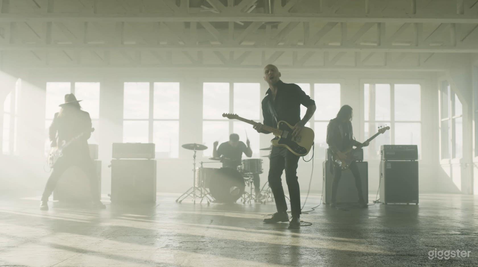 New York style warehouse loft with A/C &amp; Rooftop Photo 4