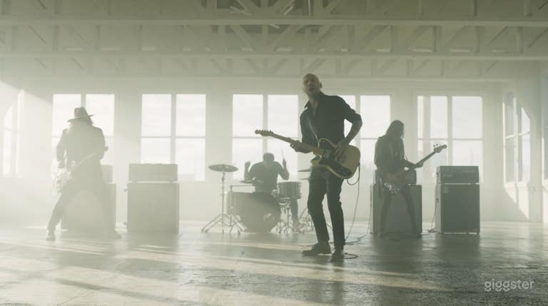  New York style warehouse loft with A/C & Rooftop 