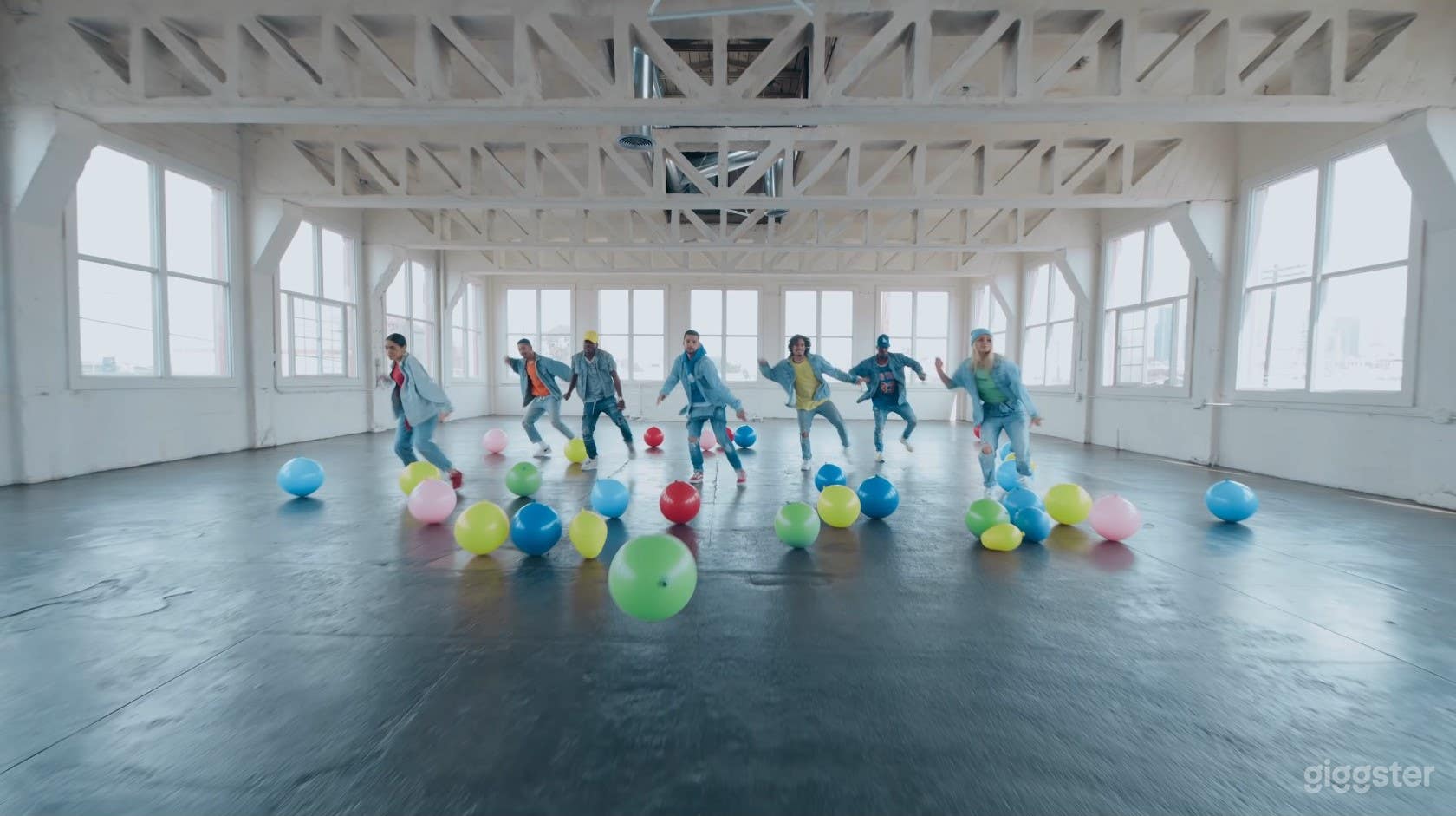 New York style warehouse loft with A/C &amp; Rooftop Photo 2