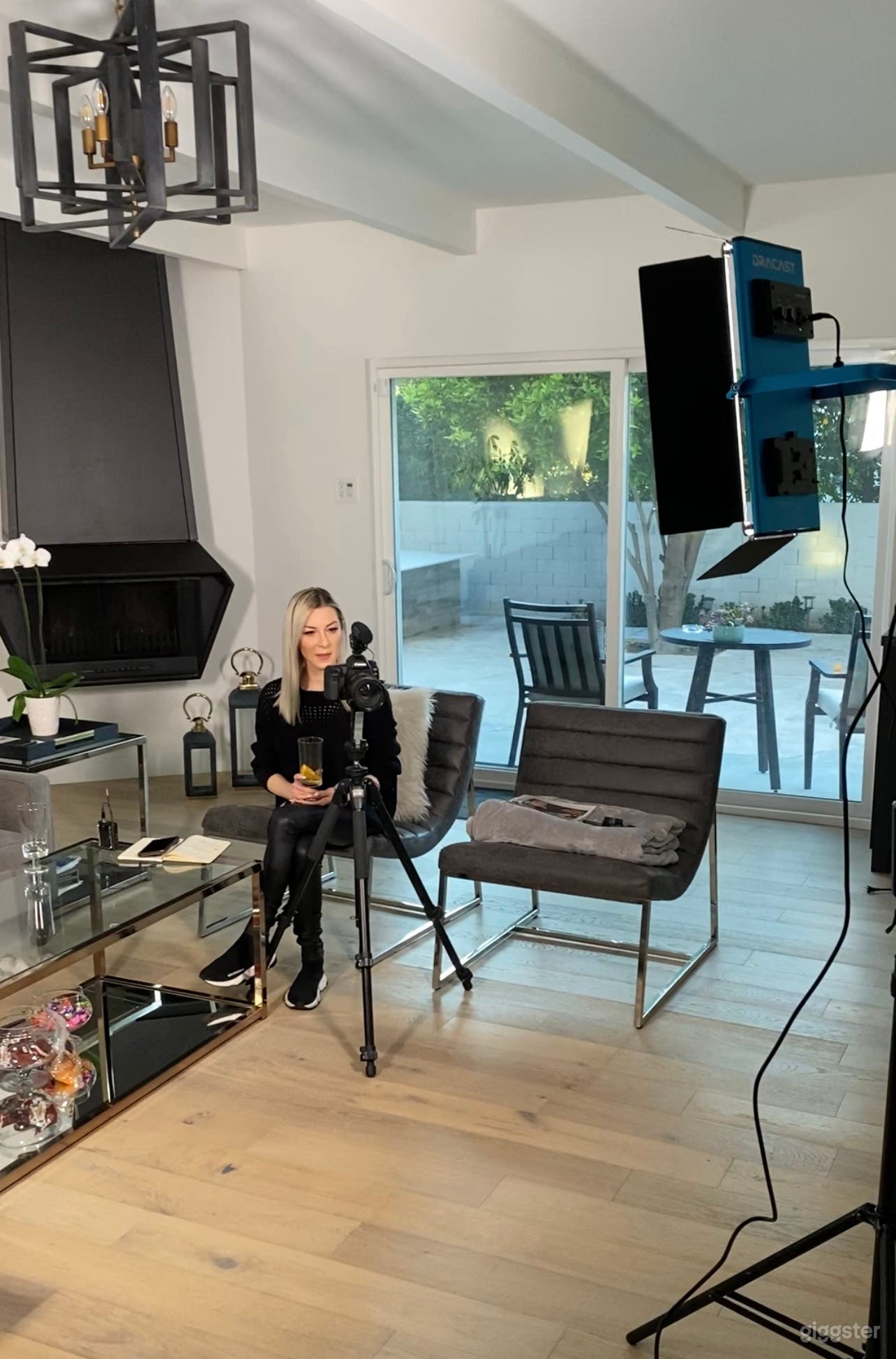 Beautiful Glendale Home - Contemporary Remodel  Photo 2