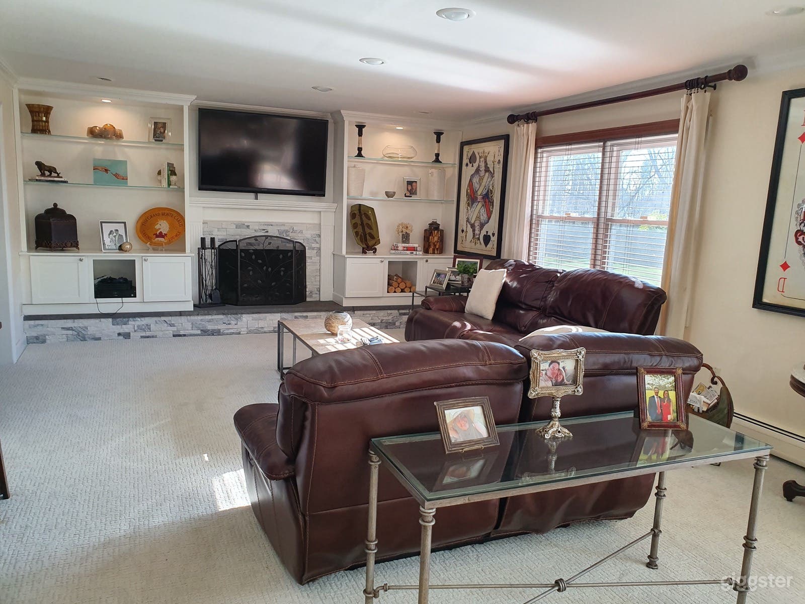 Classic suburban home with huge backyard and retro basement  Photo 4