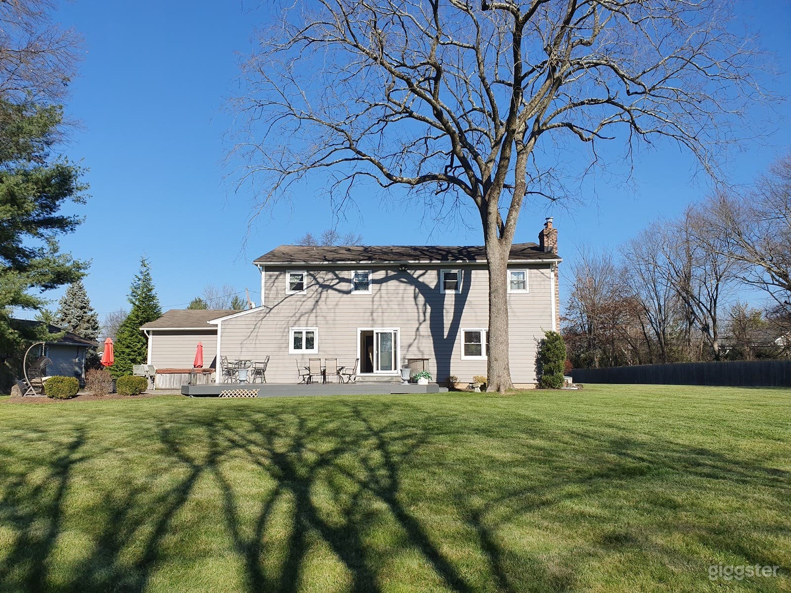 Classic suburban home with huge backyard and retro basement  Photo 2