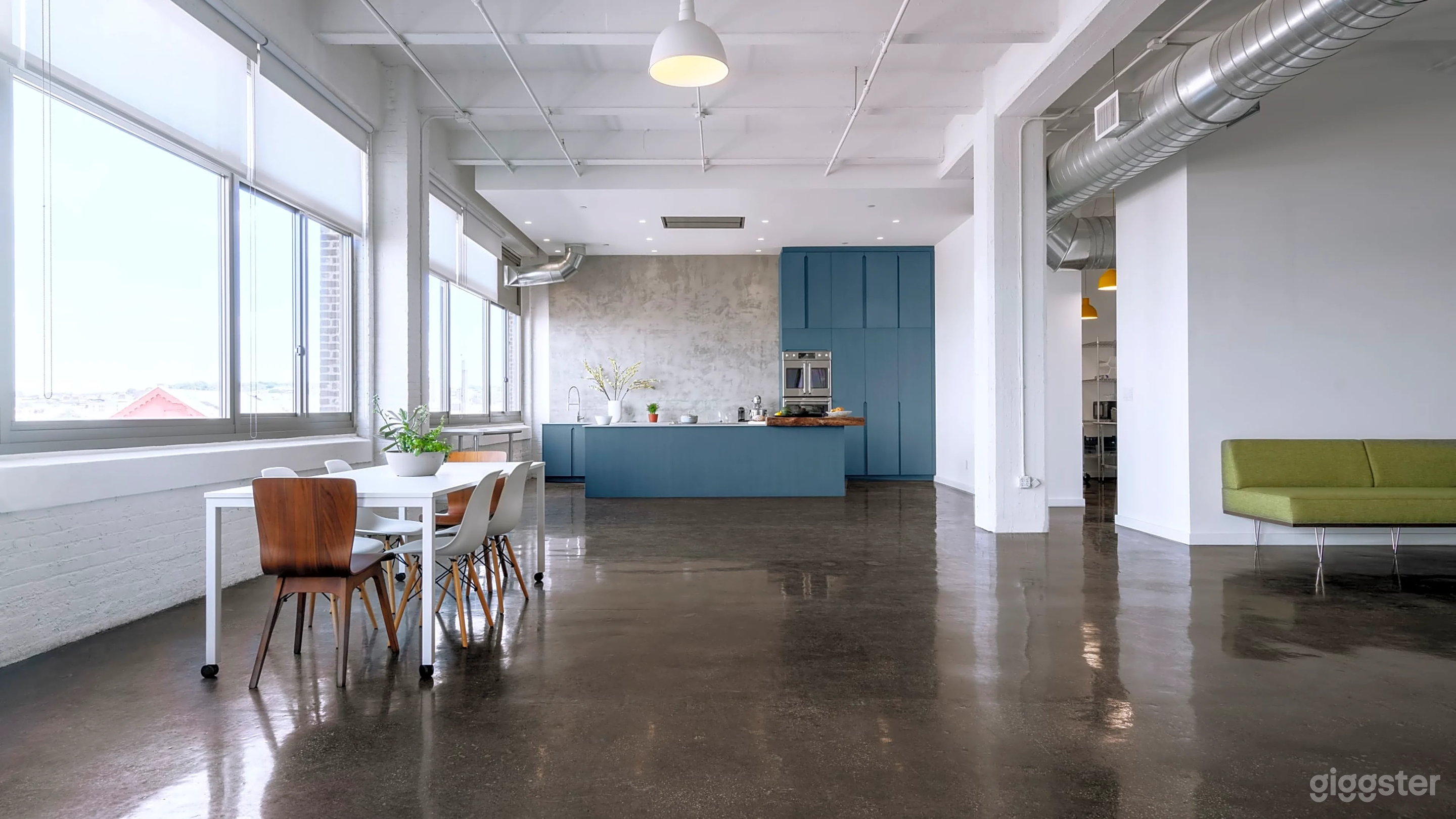 Stunning Loft with Prep Kitchen Photo 1