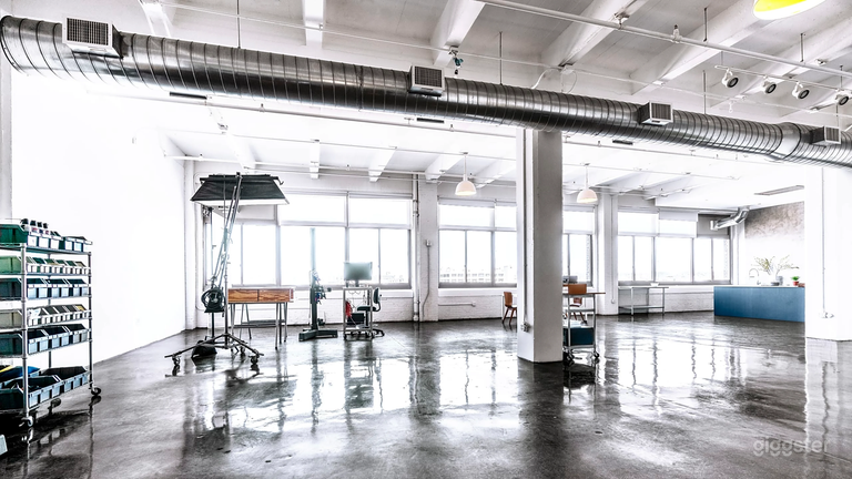  Stunning Loft with Prep Kitchen 