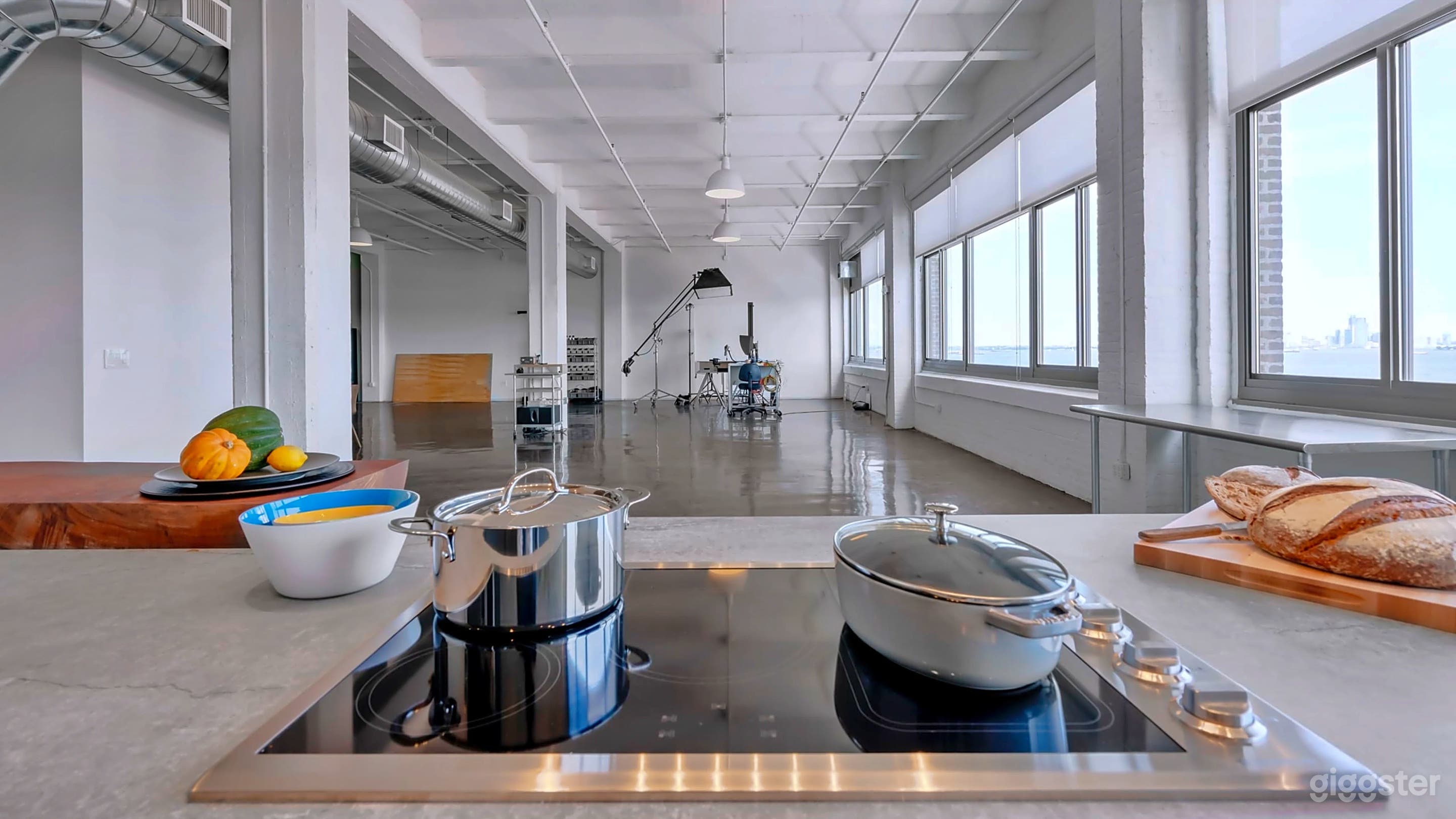 Stunning Loft with Prep Kitchen Photo 4