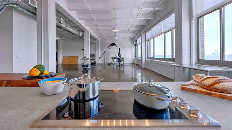  Stunning Loft with Prep Kitchen 