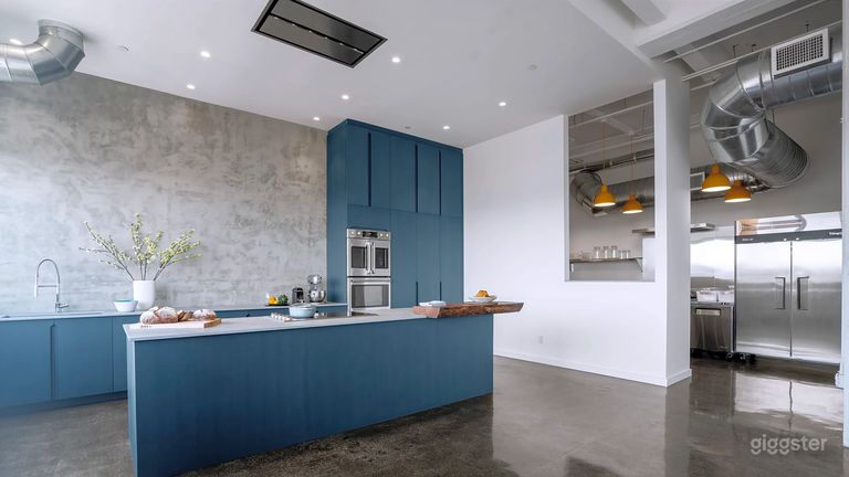  Stunning Loft with Prep Kitchen 